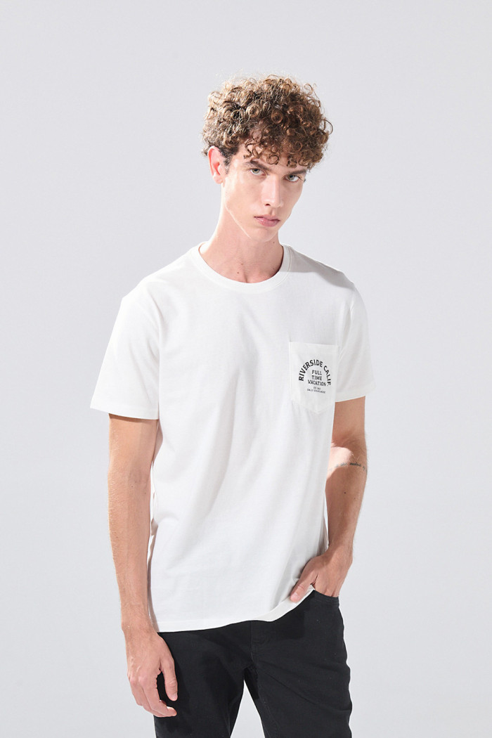 Camiseta crema clara college con manga corta y bolsillo