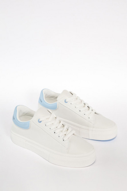 Tenis unicolores planos con estampado de texto posterior