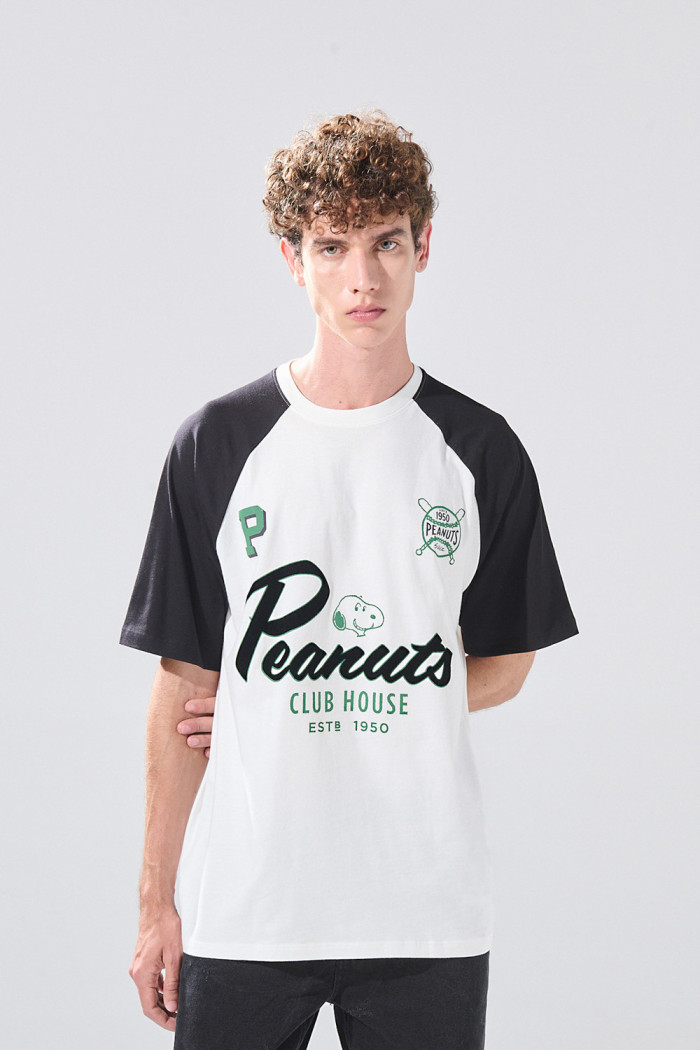 Camiseta crema clara de Snoopy con manga ranglan corta
