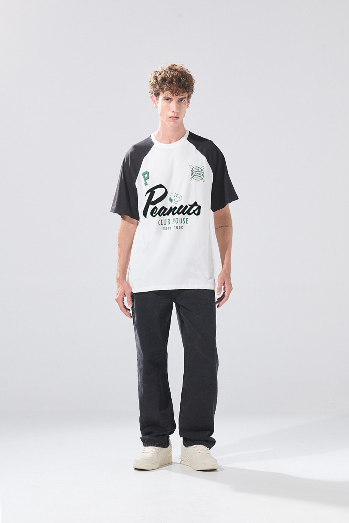 Camiseta crema clara de Snoopy con manga ranglan corta
