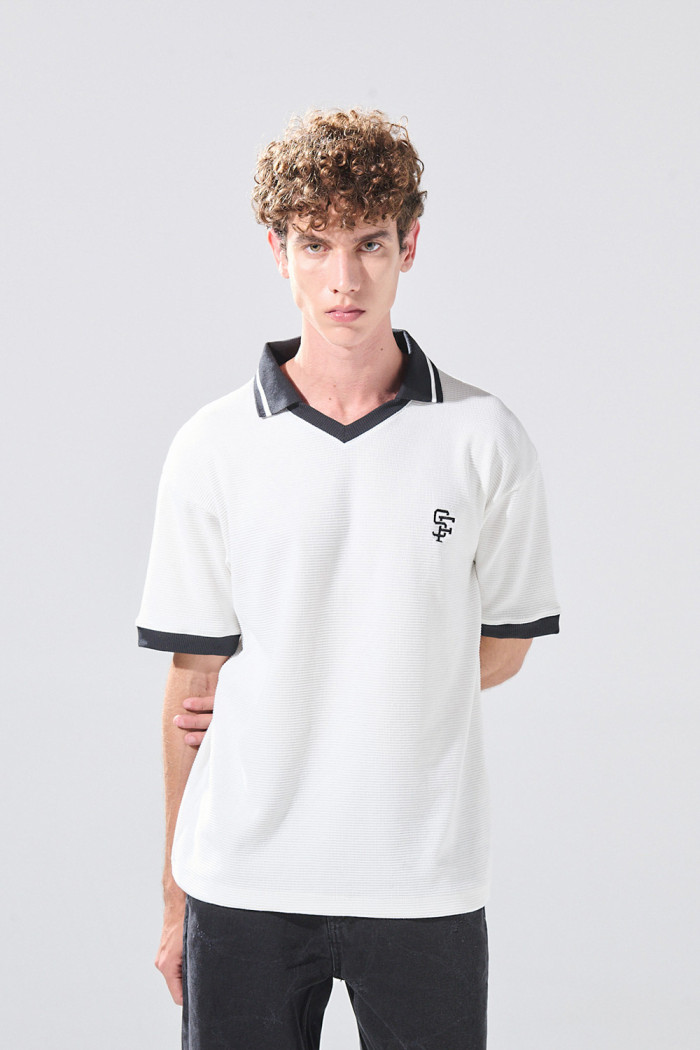 Camiseta crema clara con diseño college y cuello polo
