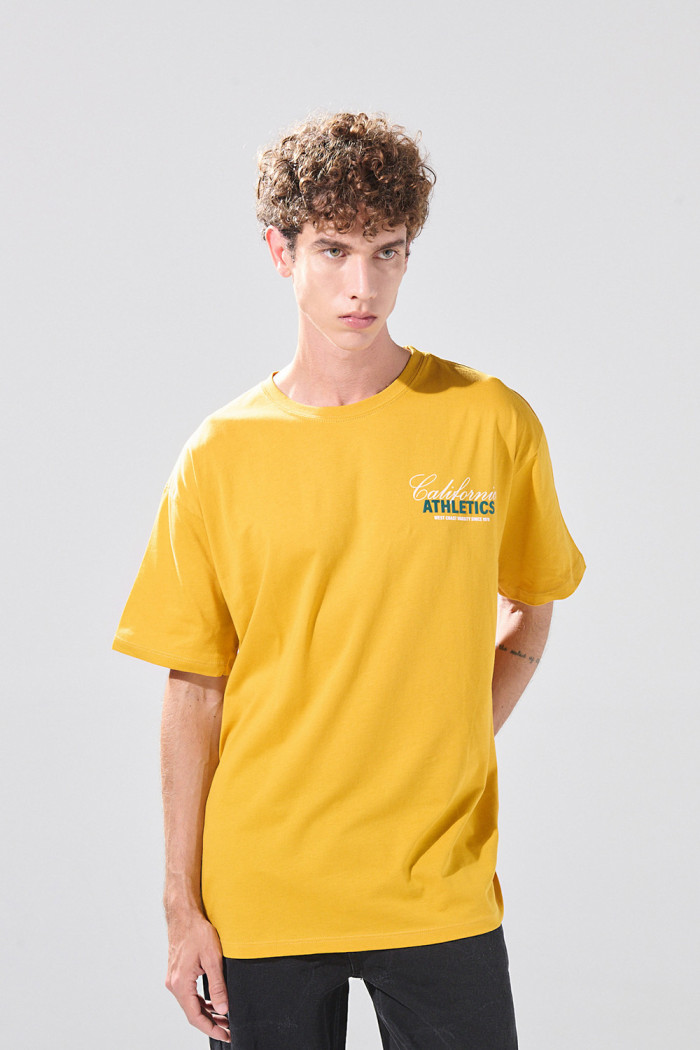 Camiseta amarilla con diseño college y manga corta

