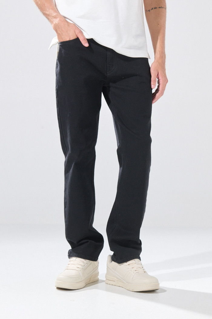 Jean infaltables straight leg negro con tiro bajo
