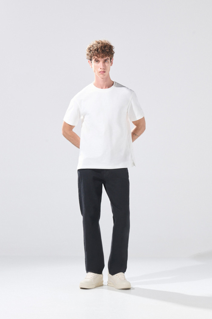 Jean infaltables straight leg negro con tiro bajo
