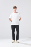 Jean infaltables straight leg negro con tiro bajo
