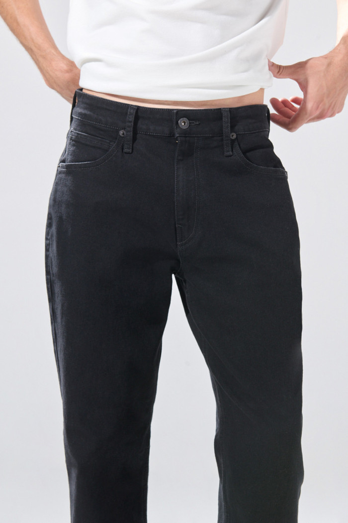 Jean infaltables straight leg negro con tiro bajo
