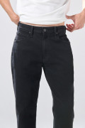 Jean infaltables straight leg negro con tiro bajo
