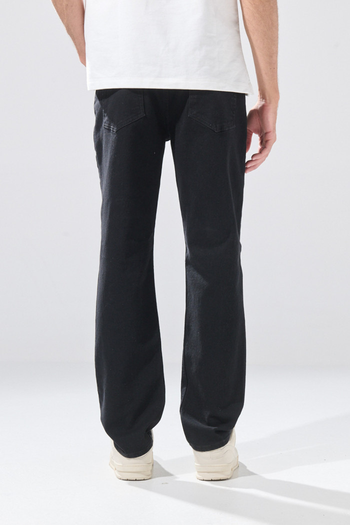 Jean infaltables straight leg negro con tiro bajo
