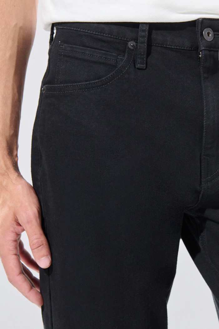 Jean infaltables straight leg negro con tiro bajo
