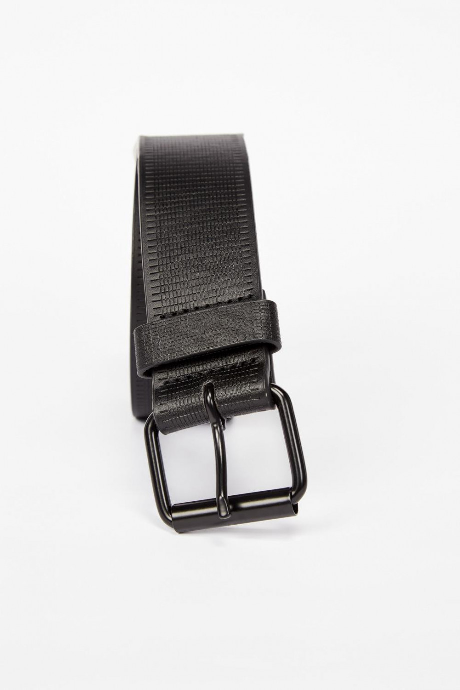 Cinturón en cuerina negro con hebilla metálica y pasador