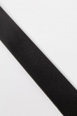 Cinturón en cuerina negro con hebilla metálica y pasador