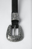 Cinturón delgado negro con pasador y hebilla metálicos contramarcados