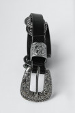 Cinturón hebilla metalica y detalles contramarcados