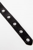 Cinturón en cuerina negro con hebilla cuadrada y ojaletes metálicos
