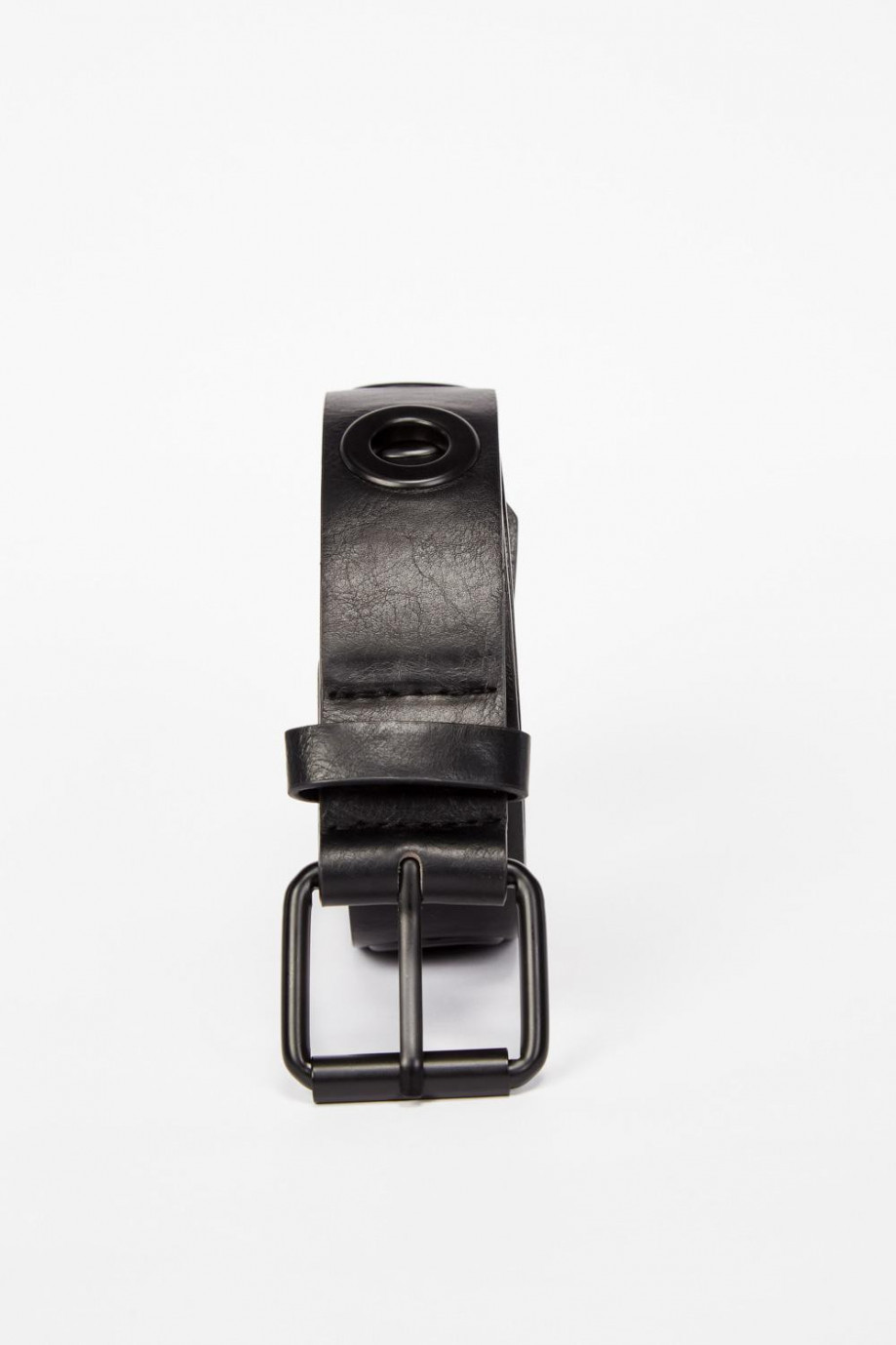 Cinturón en cuerina negro con hebilla cuadrada y ojaletes metálicos