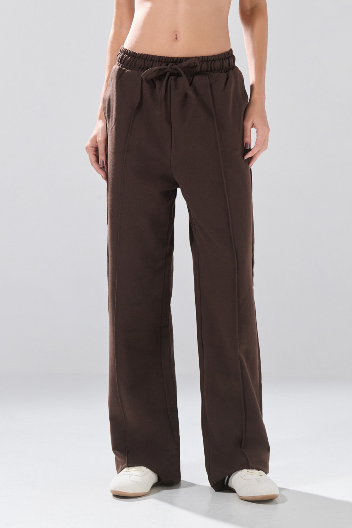 Pantalón jogger unicolor con bota ancha y vena en frente
