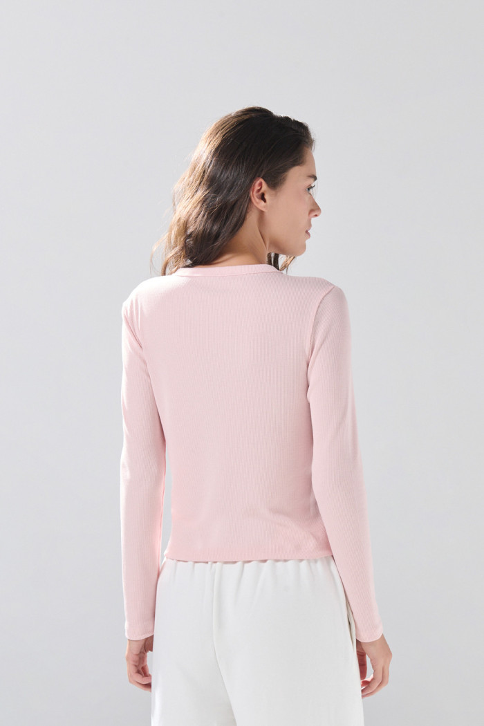 Camiseta ajustada en rib unicolor con manga larga
