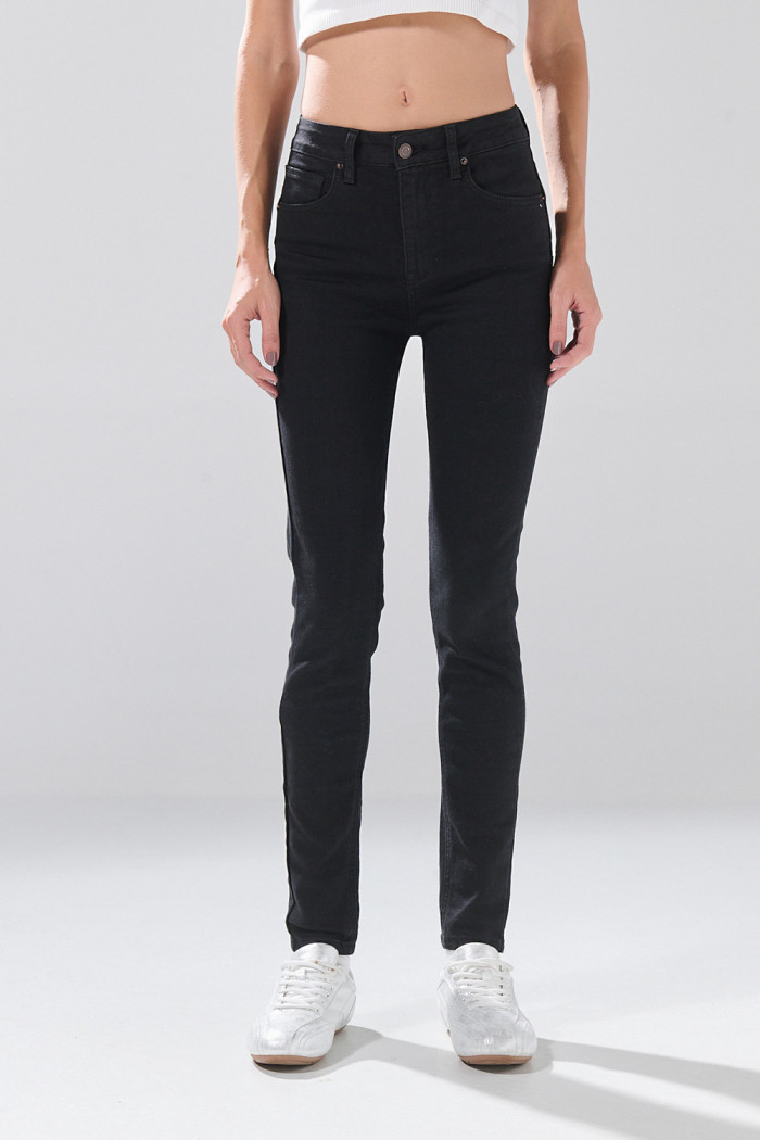Jean negro push up infaltables con realce y tiro alto
