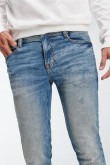Jean skinny azul claro tiro bajo con detalles desteñidos localizados