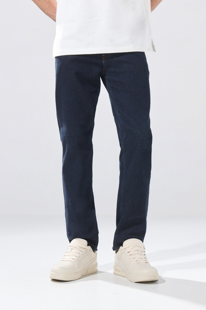 Jean slim infaltables azul intenso con tiro bajo
