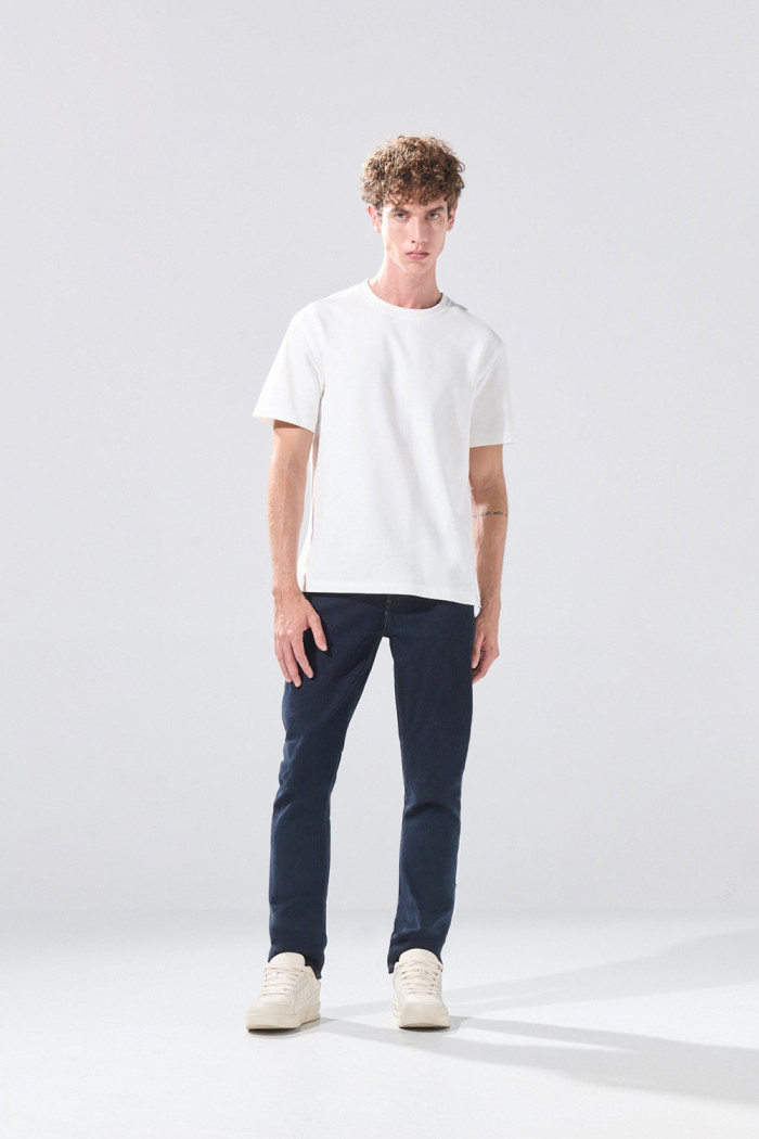 Jean slim infaltables azul intenso con tiro bajo
