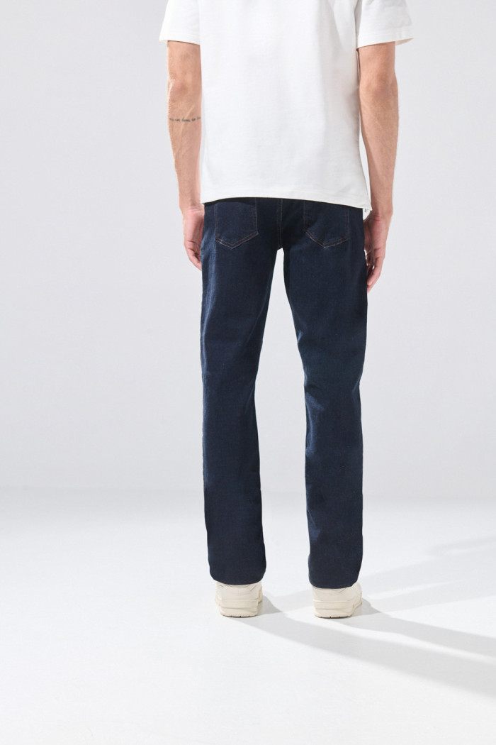 Jean slim infaltables azul intenso con tiro bajo
