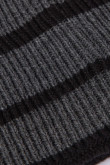 Gorro tejido gris oscuro con diseño de rayas negras