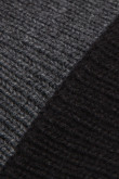 Gorro tejido gris oscuro con diseño de rayas negras