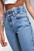 Jean paperbag azul claro con tiro súper alto y elástico en la cintura