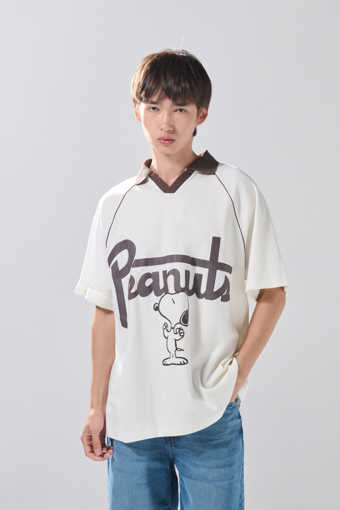 Camiseta cuello polo crema de Snoopy con manga ranglan
