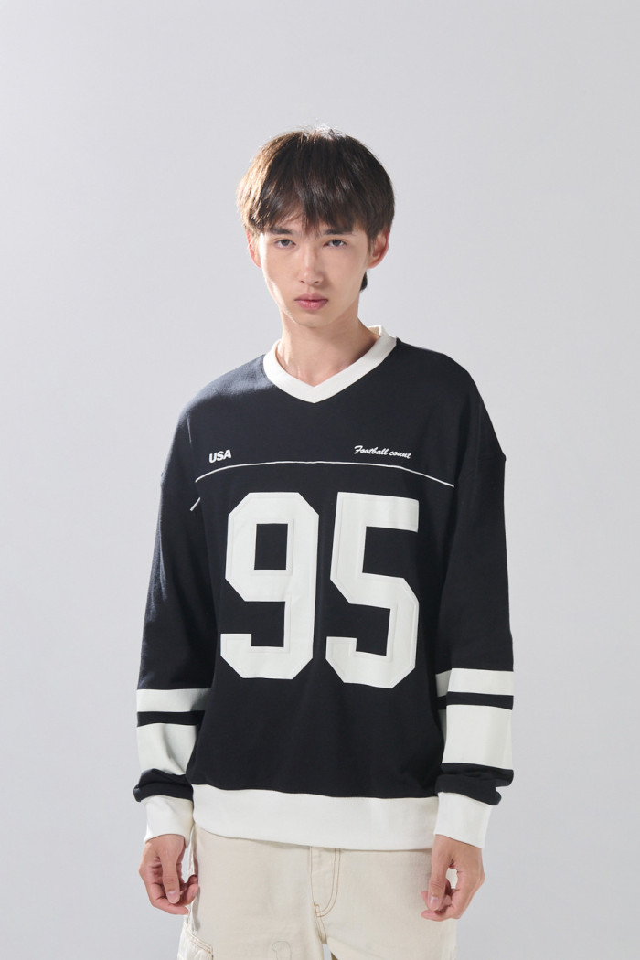 Buzo oversize cuello V negro con diseño college
