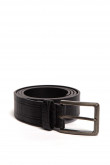Cinturón negro con hebilla metálica cuadrada y texturas