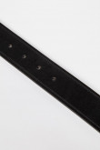 Cinturón negro en cuerina con hebilla metálica y pasador
