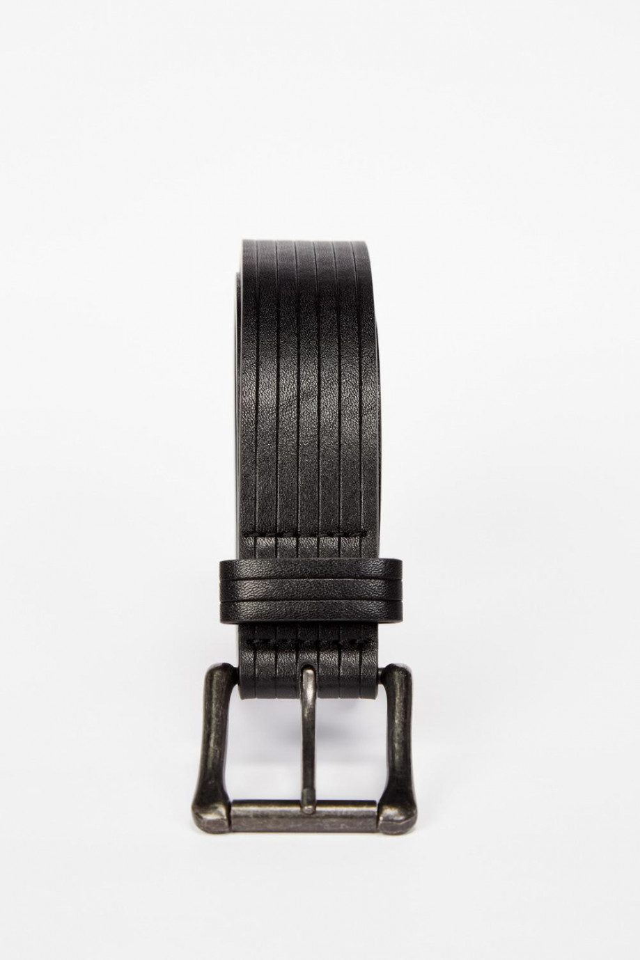 Cinturón en cuerina unicolor con texturas de líneas