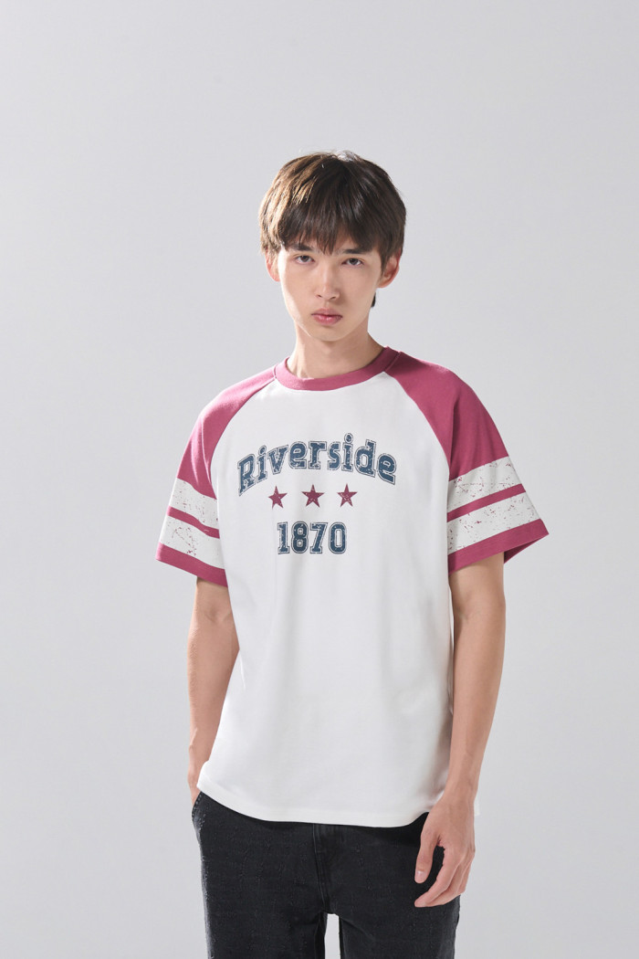 Camiseta crema manga ranglan corta con arte college
