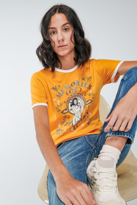 Camiseta unicolor manga corta con estampado y contrastes