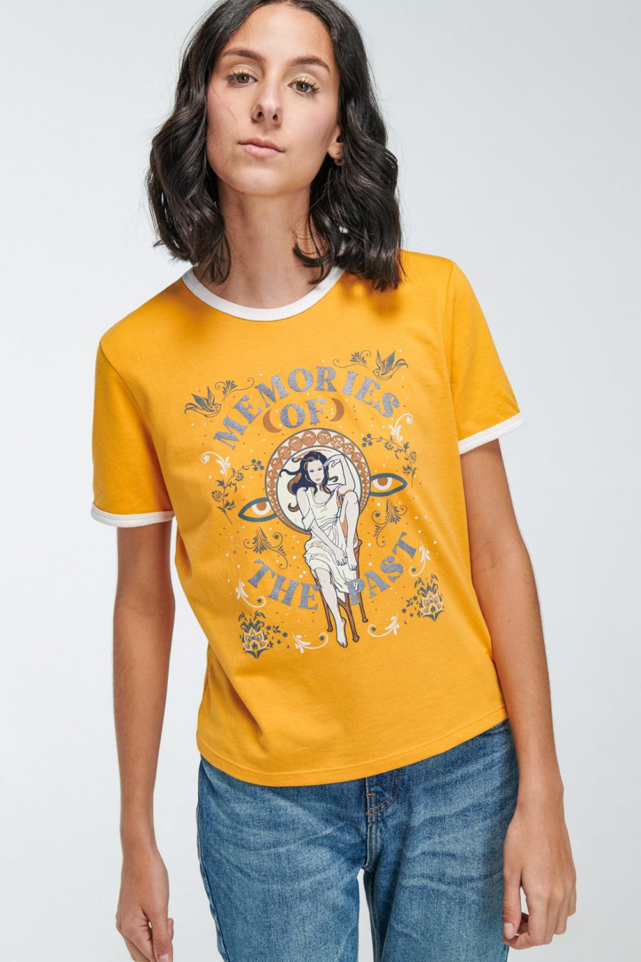 Camiseta unicolor manga corta con estampado y contrastes