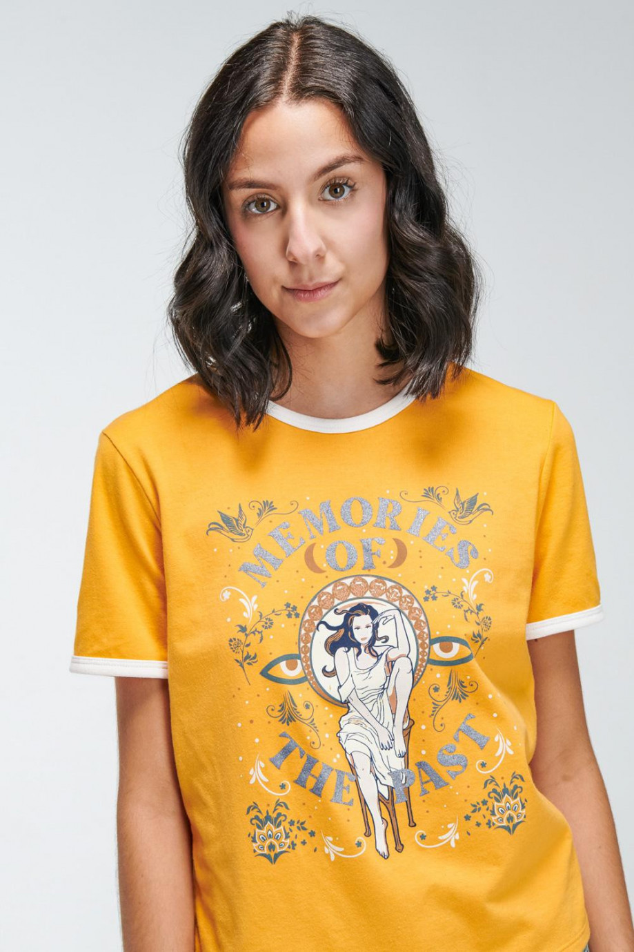 Camiseta unicolor manga corta con estampado y contrastes