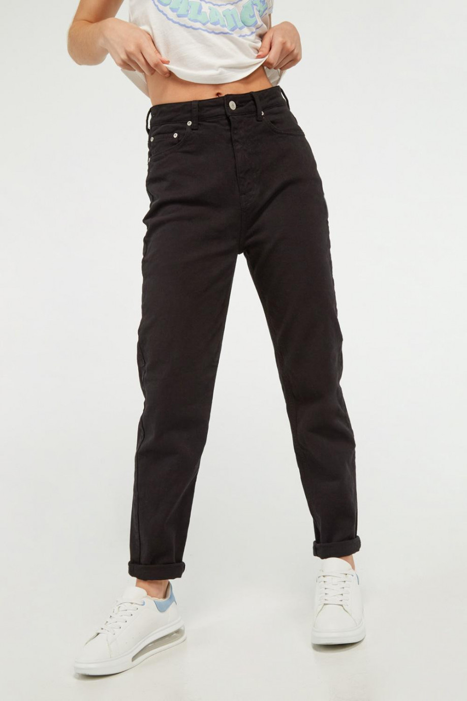 Jean negro tipo mom fit con tiro súper alto y botas rectas