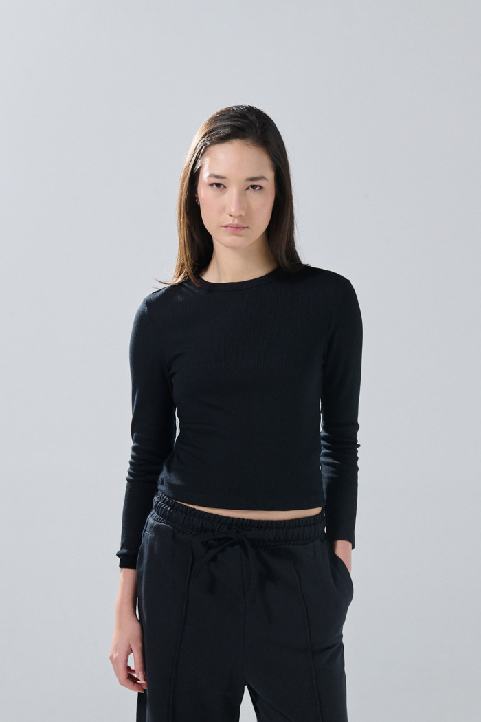 Camiseta ajustada en rib unicolor con manga larga
