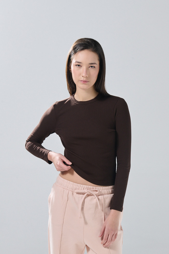Camiseta ajustada en rib unicolor con manga larga
