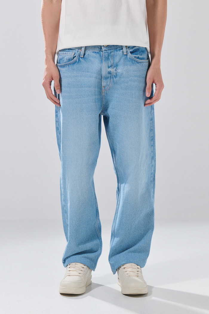 Jean infaltables baggy azul claro con tiro medio y bota ancha
