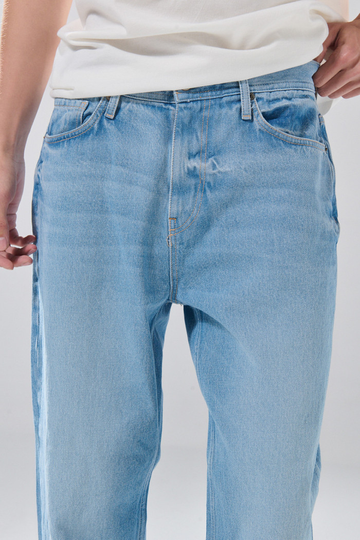 Jean infaltables baggy azul claro con tiro medio y bota ancha
