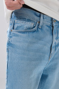 Jean infaltables baggy azul claro con tiro medio y bota ancha
