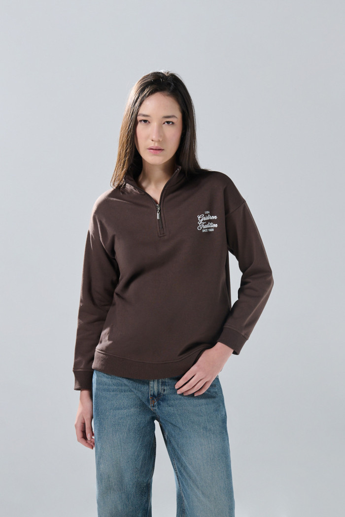Buzo café oscuro cuello sport con arte college oversize
