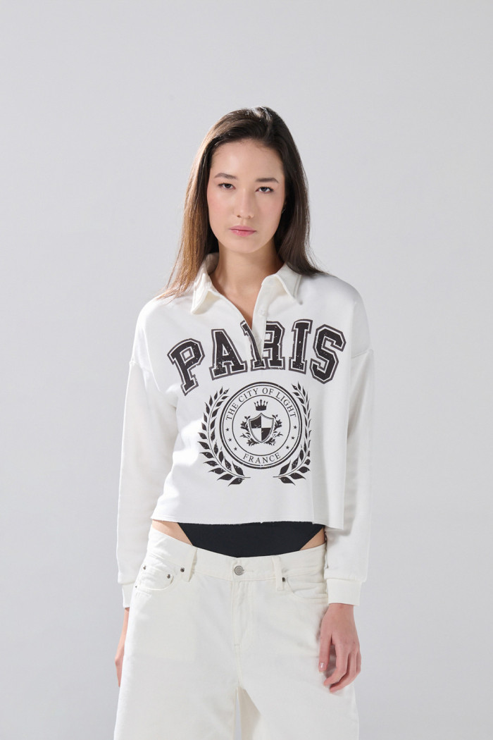 Buzo cuello sport crema con diseño college y cremallera
