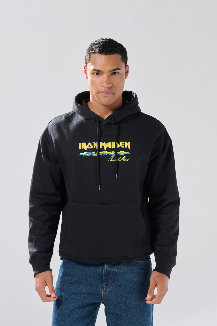 Buzo oversize negro con capota y diseños de Iron Maiden
