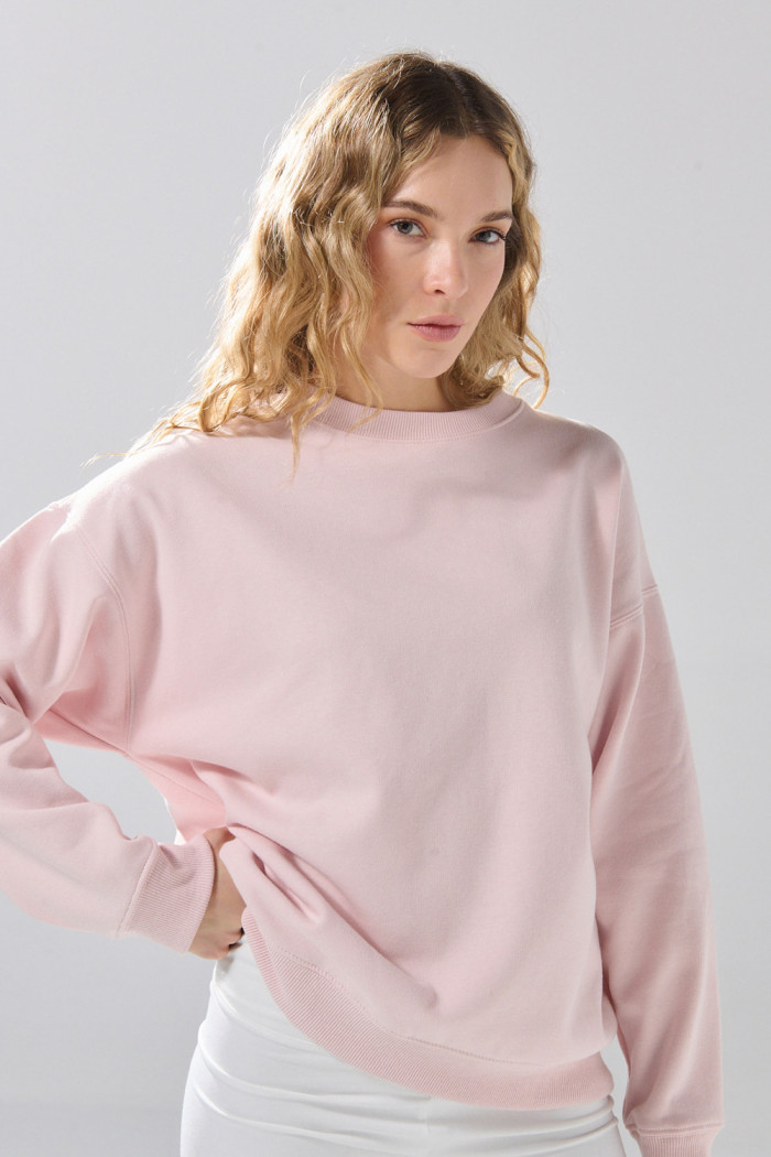 Buzo oversize cuello redondo unicolor con hombro caído
