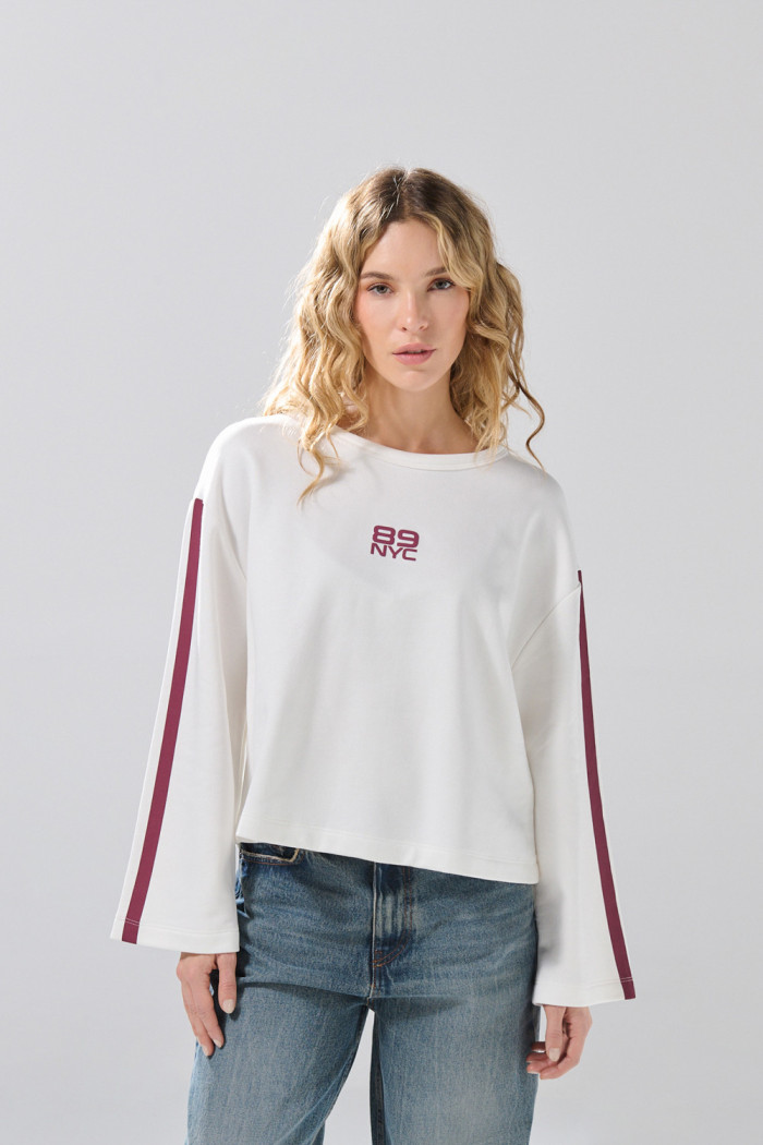 Buzo crema cuello redondo oversize con diseños college
