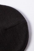 Beanie tejido sencillo, para hombre en variedad de color con texto bordado frontal.